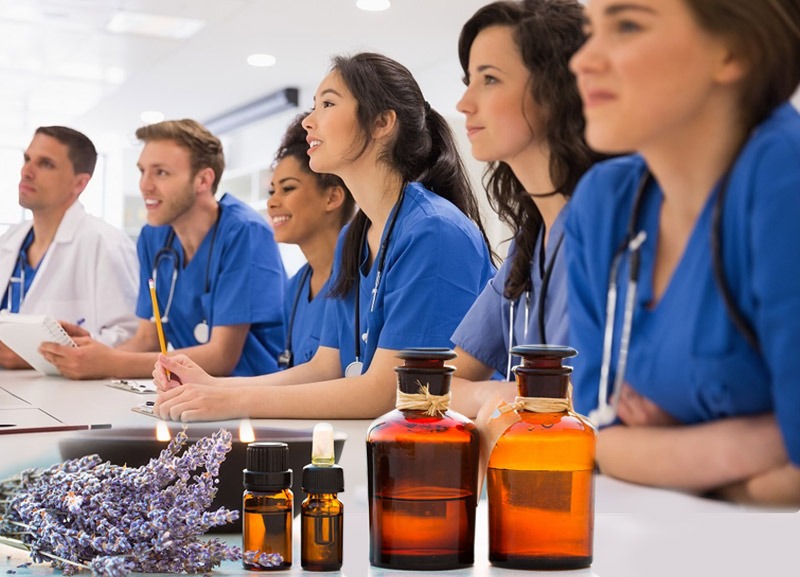 Aromaterapi Eğitimi: Eczacılık ve Tıp Fakültesi Lisans Öğrencileri İçin ''Aromaterapiye Giriş’’ 